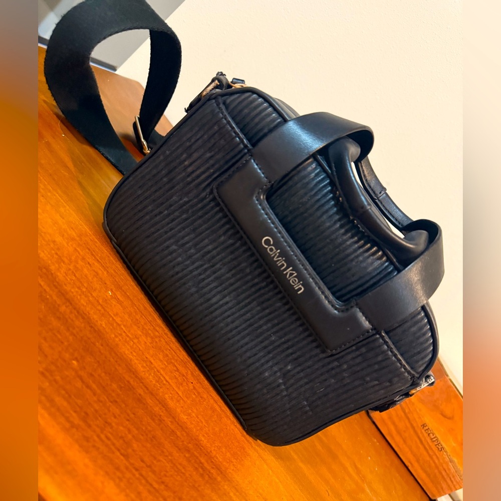 Calvin Klein Textured Black cross bag